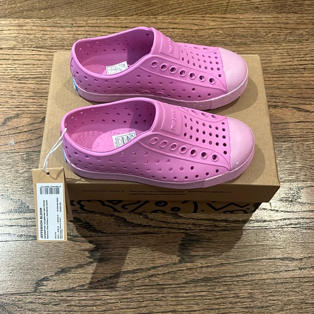 New with tags Native Jefferson c10 winterberry pink shoe
